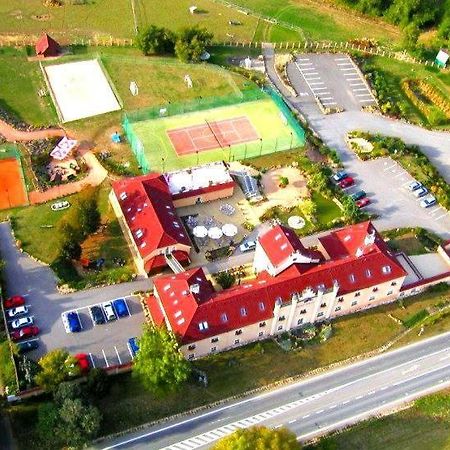 Drnovice  Hotel Allvet מראה חיצוני תמונה