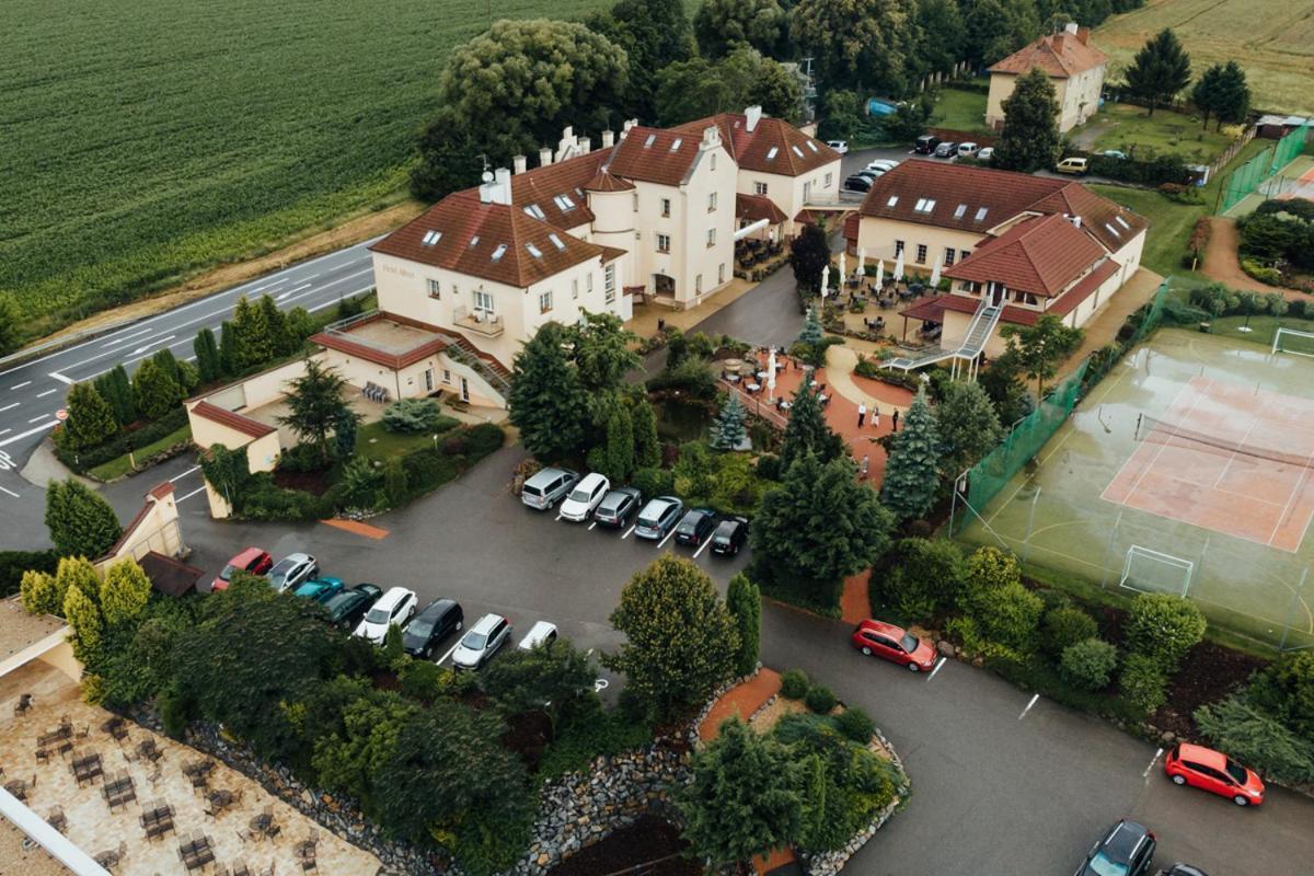 Drnovice  Hotel Allvet מראה חיצוני תמונה