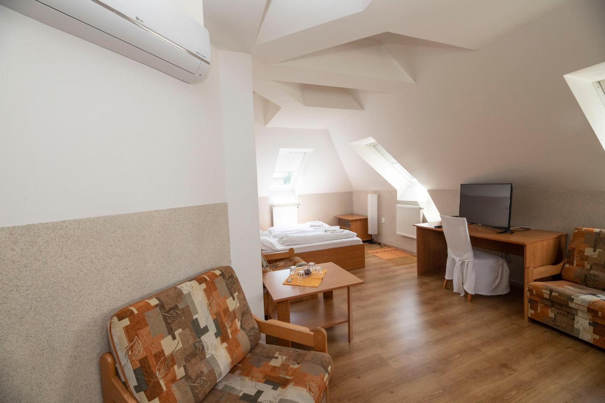 Drnovice  Hotel Allvet מראה חיצוני תמונה