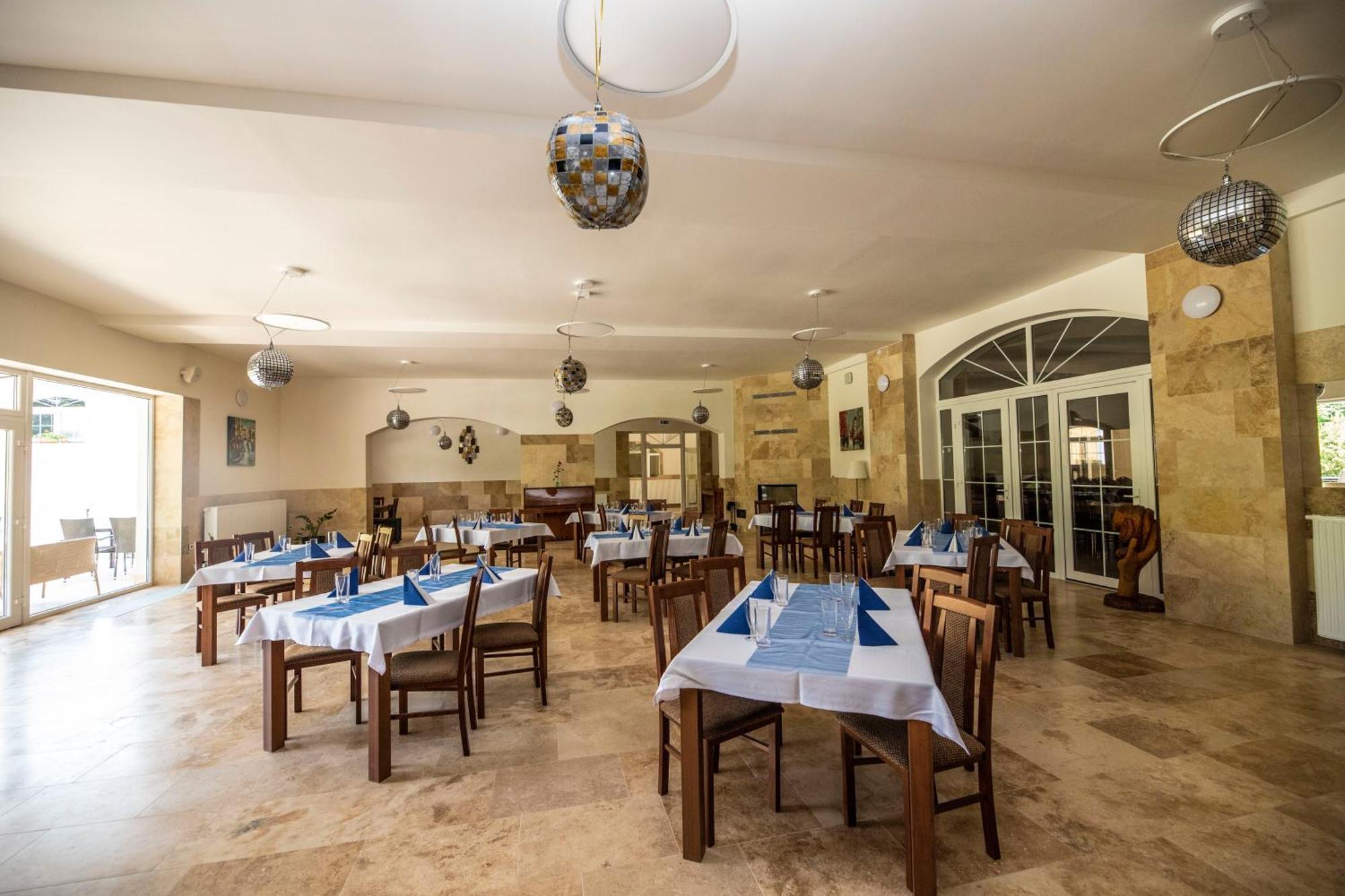 Drnovice  Hotel Allvet מראה חיצוני תמונה